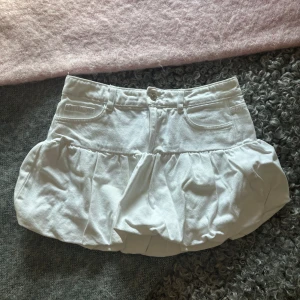 Jeanskjol - Så söt jeanskjol från zara💕💕Storlek M men passar mig som brukar ha S💞Toppen skick!