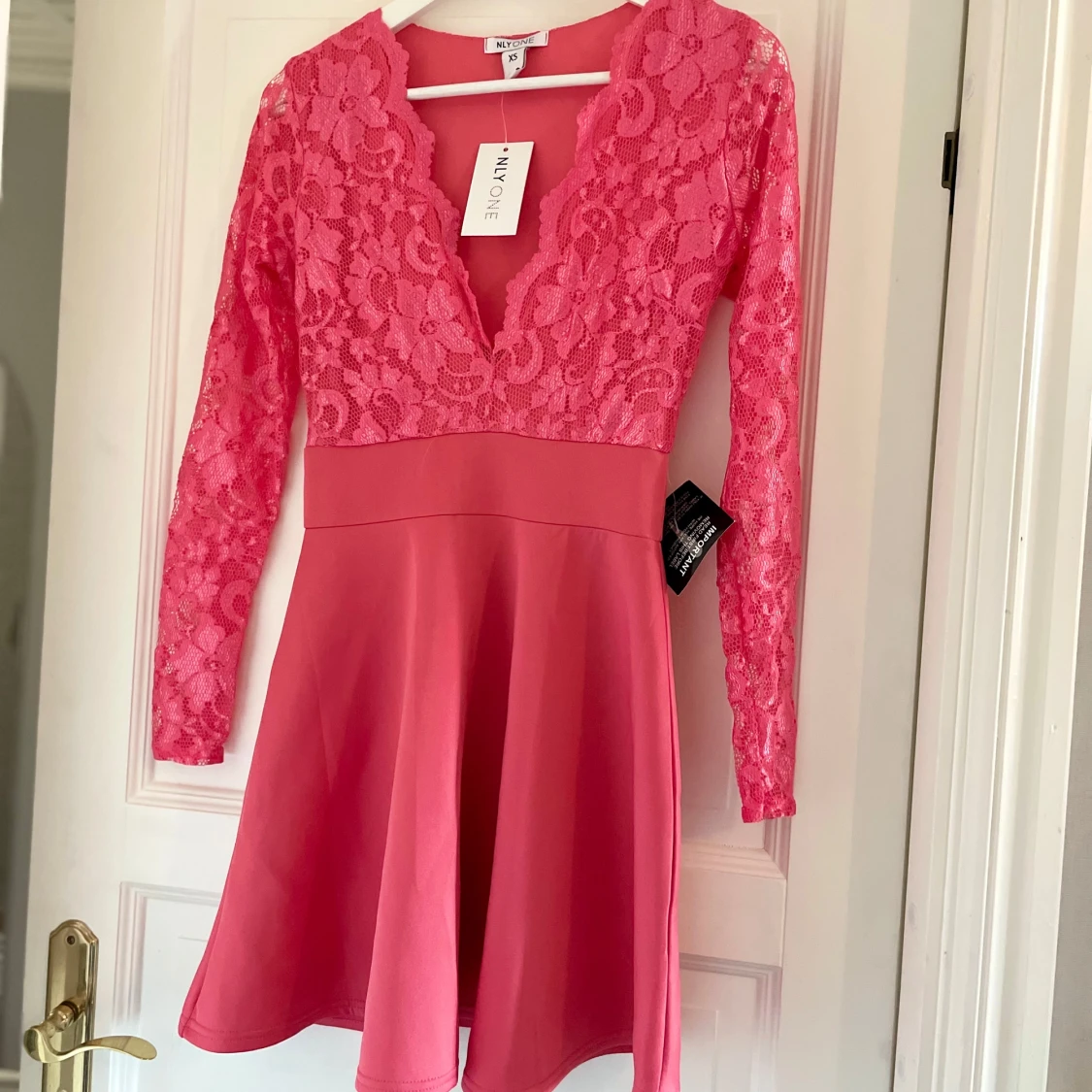 Rosa spetsklänning med v-ringning från Nelly