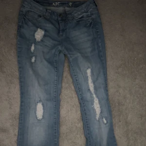 Lågmidjade jeans - Sjukt snygga Lågmidjade jeans som är köpta här från Plick för 900kr. Unika fickor och slitningar 💕 de är Lågmidjade och utsvängda o skulle säga att de passar en 34. Dragkedjan på byxorna är trasig men går enkelt att fixa hos en makare eller något för billigt pris 😊dessa går ej att få tag på någon annanstans! Midjemått: 39 cm Innerbenslängden: 79 cm