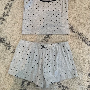 Pyjamas  - Säljer denna as söta pyjamas från subdued❤️❤️💖💖 som ny