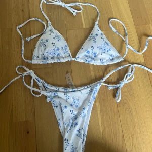 Blommig bikini från SHEIN - Bikini från shein som är helt oanvänd och endast testad med kläder på såklart. Säljer då den var för liten och kan inte göra retur