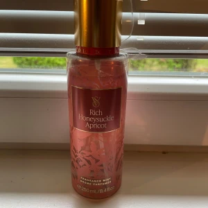 Rich Honeysuckle Apricot Fragrance Mist - En doftmist från Victoria's Secret med en söt och fruktig doft av kaprifol och aprikos. Flaskan är genomskinlig med rosa och guldiga detaljer och rymmer 250 ml. Perfekt för dig som gillar fräschare och varma dofter. Endast använd ett fåtal gånger. Skriv innan köp!!💓💓