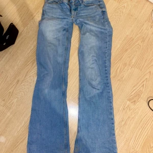 Ljusblå bootcut jeans  - Sååå snygga bootcut/utsvängda/flared jeans från only med märket JDY! Så fina verkligen! De har däremot ett hål där bak (se näst sista bilden). Något man kan sy igen, men funkar också perfekt med en kjol över! 🙏🏼🙏🏼💕 Även lite slitna där nere men inget man tänker på (se sista bilden) 🫶🏼 Storlek 28/34