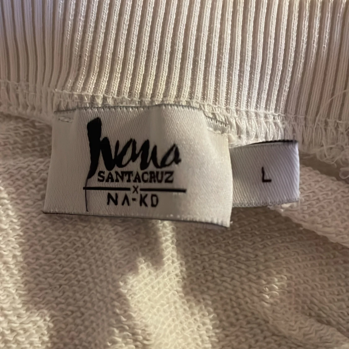 Vit croppad sweatshirt från Santa Cruz x NA-KD - 2