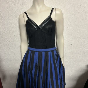 Blå och svart randig kjol XS - Helt ny kjol i bomull. Storlek XS. Linning. Köpt på JC.