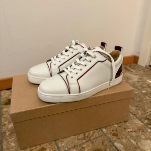 Vita Louboutin Fun Louis Junior sneakers - Säljer dessa ovanliga men riktigt snygga Louboutins. Sparsamt använda kond 9/10. Kvitto, extra skosnören, box etc finns! Köpta på Mytheresa. Tveka inte om ni har några frågor!