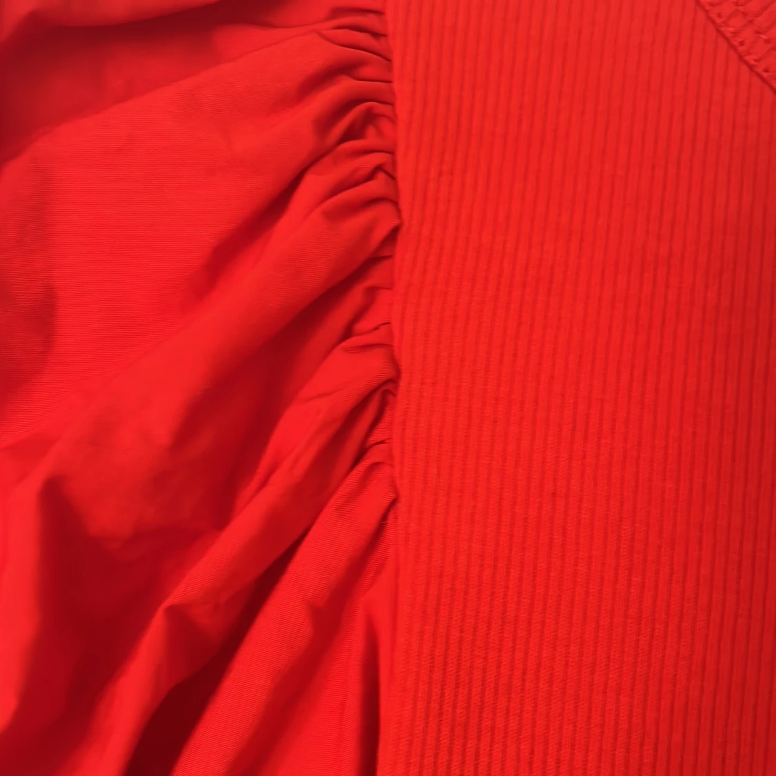 Röd klänning med puffärm från Zara - 3