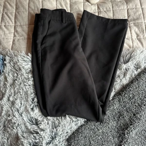 Svarta kostymbyxor från BikBok - Säljer dessa svarta kostymbyxor från bikbok. De är använda ett fåtal gånger och är i storlek 34 petite