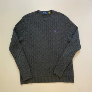 Kabelstickad Ralph Lauren tröja - Svart Kabelstickad Ralph Lauren tröja //  Mycket bra skick //  Storlek L //  Skriv vid minsta fråga eller fundering💯🤝