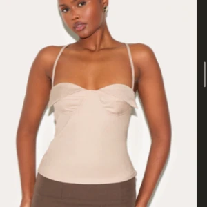 Festtopp  - Fin biege festtopp från Pretty Little Thing som aldrig är använd, bilderna är lånade. Prislappar finns kvar