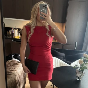 Röd kortklänning - Säljer en snygg röd kortklänning med tight passform och ärmlös design. ❤️