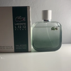 Lacoste L.12.12 Blanc Eau Intense EdT 100 ml - Fräsch herrparfym från Lacoste i stilren, fyrkantig glasflaska med vit kork och diskret mönster. Doften är Eau de Toilette och flaskan rymmer 100 ml. Perfekt för dig som gillar eleganta och sportiga dofter och är väldigt unik ifall man vill sticka ut. Runt 80-90 ml kvar och priset kan diskuteras!