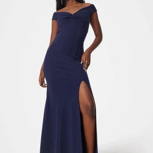 Belle Twist Off Shoulder Gown från Bubbleroom - Belle Twist Off Shoulder Gown från Bubbleroom. Klänningen är i färgen Dark Blue och är i storlek M/38-40. Den är endast testad en gång, aldrig använd. Prislappen är kvar. Bytesrätten har gått ut, annars skulle den lämnats tillbaks. Säljer den då jag hittade en annan klänning! Nypris är 899 kr, jag säljer för 700 kr. Köparen står för frakten. Passar perfekt till avslutning mm 🥰