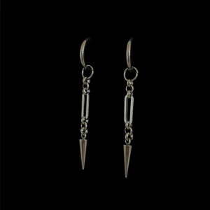 Silvriga örhängen med kedja och spetsig detalj - Säljer ett par silvriga örhängen med cool kedjedesign och spetsig konformad detalj längst ner. Perfekta för dig som gillar en edgy och stilren look. Passar till många olika outfits!