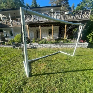Vit fotbollsmål från Quickplay - https://funraise.se/se/produkt/QPMF2.0/quickplay-match-fold-2-0-mal-3x2-m. Här är målet i ordinarie pris  Säljer ett stort fotbollsmål från Quickplay med vit metallram och svart nät. Perfekt för trädgården eller fotbollsträning hemma. Målet är stabilt och lätt att flytta vid behov. Snygg och enkel design som passar alla åldrar. Med måtten med höjd på 2 meter och längd på 3 meter. Lägger ut för 2000 eftersom de är ett riktigt kvalitetsmål men går självklart att pruta till ett rimligt pris 