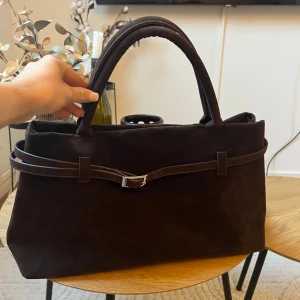 söt brun väska - så söt mörkbrun väska i nyskick!💃🏼 den är ca 25cm på ”höjden” och 41cm på ”bredden”! 🍸🐆