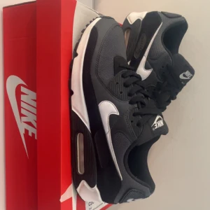 Nike Air Max 90 svart och grå sneakers - Nike air max 90 använda ett par gånger 