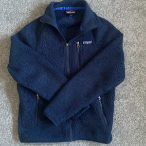 Patagonia fleece - Tunn skön fleece från patagonia i väldigt bra skick perfekt för sommarkvällar skriv gärna frågor eller prisförslag
