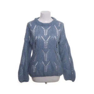 Blå stickad tröja mohair - Så snygg blå stickad mohair tröja från ØST London med ett öppet, mönstrat stickat material