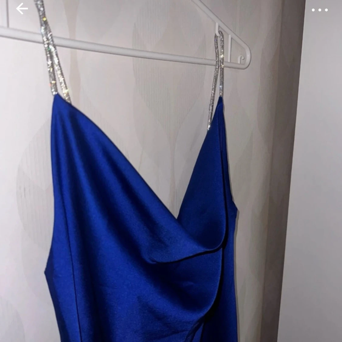 Blå långklänning med smala axelband - 1