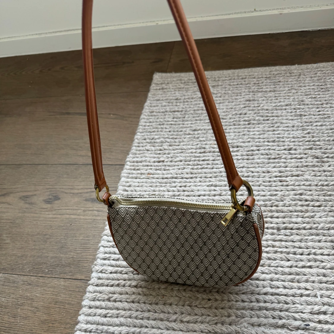 Mönstrad axelväska med bruna detaljer - 1