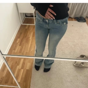 ljusblå joey true religion jeans - Säljer ett par ljusblå true religion jeans med bootcut i storlek 24 nya, skriv gärna om ni har frågor💗💗