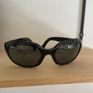 Svarta solglasögon från Ray-Ban - RayBan 4062 601/71. Man kan se att de är väl använda då man ser små små repor på bågarna om man så synar dem. Säljer därav billigt. 