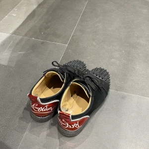 Christian Louboutin svarta sneakers med nitar - Fina loubs som är limited edition. 