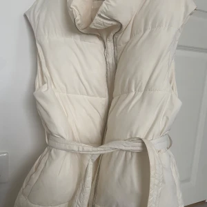 Vit väst från Nelly - Säljer en snygg vit dunväst från NLY Trend i storlek 36. Säljer för 130kr passa på 