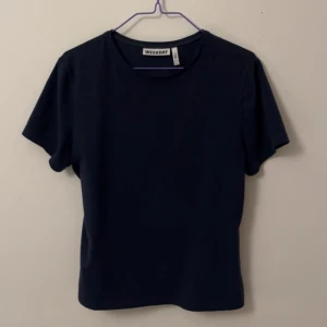 Marinblå Tshirt från weekday  - Marinblå Tshirt från weekday. Samma modell som den gråa T-shirten. Använd några gånger. Storlek L, men skulle säga passar även som S o M. Använder vanligtvis kläder i S o M