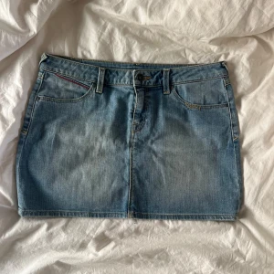 Jeans kjol - Snygg lågmidjad jeanskjol i storlek M, fint skick!