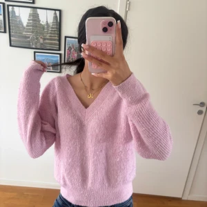 Ljusrosa stickad v-ringad tröja - Supermysig ljusrosa stickad tröja med v-ringning. Lite nopprig därför priset💕  