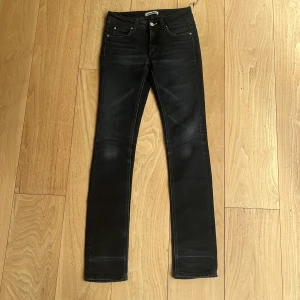 Svarta slim jeans från Acne Studios - Snygga svarta slim jeans från Acne Studios, modell Hex Triumph. Jeansen har klassisk femficksdesign, låg midja och är tillverkade i en stretchig bomulls- och polyestermix för en slim passform. Perfekta till sneakers eller boots.