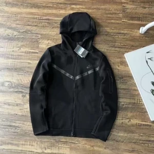 Nike Tech Fleece svart - Svart hoodiejacka från Nike med dragkedja framtill och huva. Jackan har en diskret logga på bröstet och en reflekterande detalj över bröstet. Perfekt för en sportig och avslappnad stil. Nike tech fleece- Svart. Använd fåtal gånger,  bra skick! 1350 Nypris. Säljer till ett mycket fint pris💥🌴