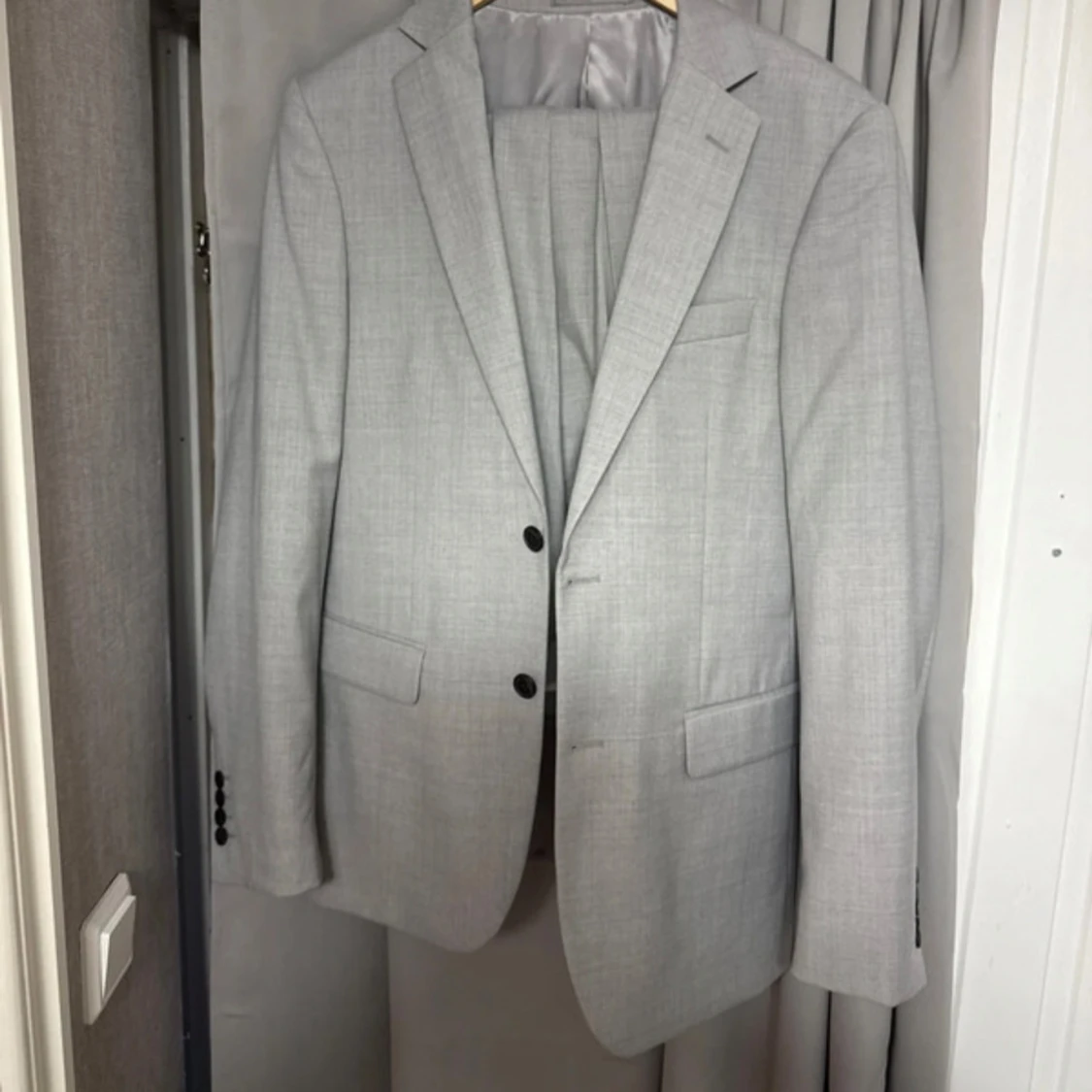 Ljusgrå kostym från Dressmann