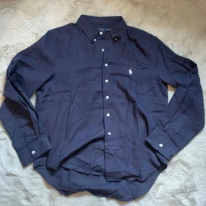 Ralph Lauren linneskjorta - Säljer denna riktigt snygga linneskjorta från Ralph Lauren i nyskick, nypris på samma är ca 2200 kr. Storlek Large men passar Small.                 Obs, detta är en 1:1 - därav priset. Ej diskuterbart