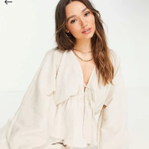Topp från asos - fin och skön topp från asos i beige!!