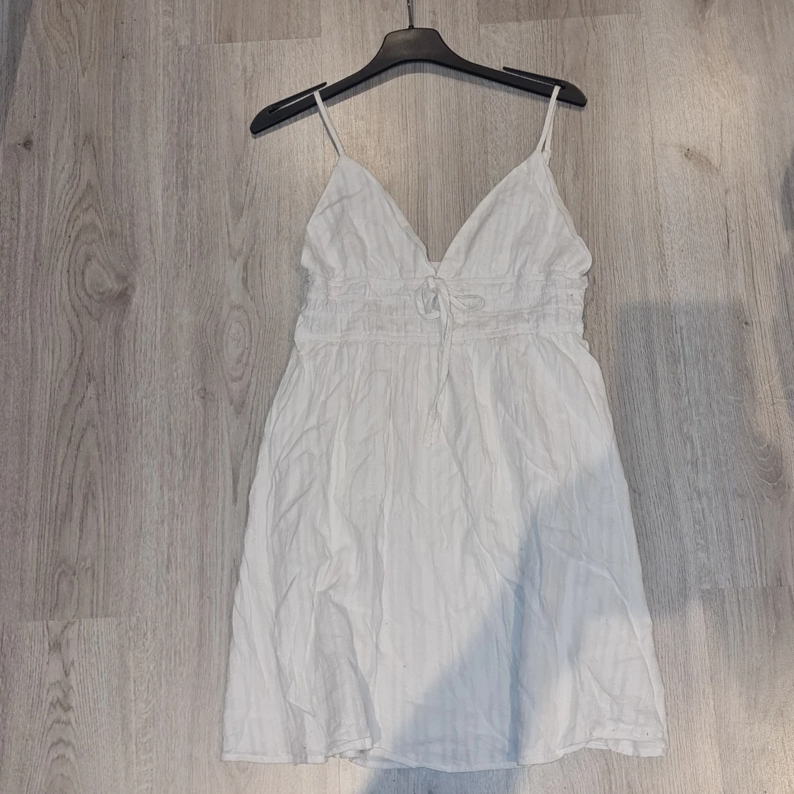 Vit kort sommarklänning med knyt