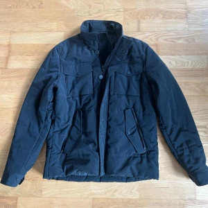 J.Lindeberg Jacka Bailey  - Hej! Säljer nu denna snygga och sällsynta J Lindeberg jackan som är perfekt till kalla sommarkvällar! Modellen= BAILEY Storlek S Skick 10/10 Ny pris= 4000 kr Säljs för= 950kr