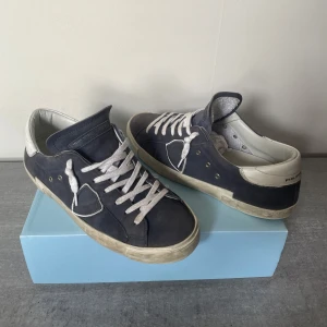 Phillipe model prsx  - Phillipe model prsx Low i skick 7/10 men finns tecken på användning på sulan och lite märken på mocan som man bara ser vid närmre inspektion. Allt og ingår även vid fler funderingar är det bara att skriva. 