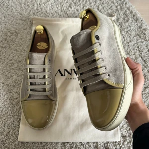 Lanvin Sneakers - Säljer dessa Lanvins med en riktigt fet färg, passar grymt till sommaren. Skorna är i storlek UK 7, passar som 41-42. De är i ett fint skick 8/10 med några fläckar som knappast läggs märke till vid användning. Dustbag fås även med, inte Og. Priset är inte hugget i sten. Hör gärna av er vid frågor och funderingar!🤗