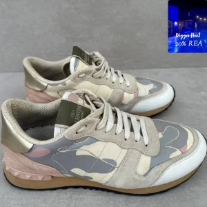 Valentino Rockrunner ( DAM )  - ett par riktigt snygga tjej rockrunners || strlk 40,5 || skicket är 9/10 || inget medföljer || hör av er vid intresse! ( från 2149kr till 1720kr )