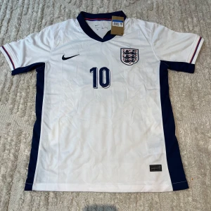 England T-Shirt ”Bellingham” - Tjena! Säljer nu min England tröja. Skicket på tröjan är 9/10. Den är stolek M. Priset kan diskuteras👍. Vid fler frågor/bilder är det bara att höra av sig 👍👍