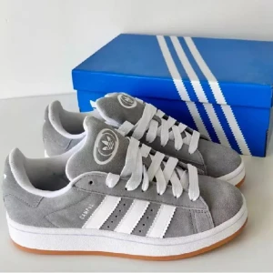 Adidas Campus sneakers grå - Säljer ett par grå Adidas Campus sneakers med vita ränder och vit sula då jag har 2 par. Skorna har klassisk snörning och är tillverkade i mocka med gummisula. Perfekta för en stilren vardagslook. Bilden är gammal och de är i mer använt skick nu. 
