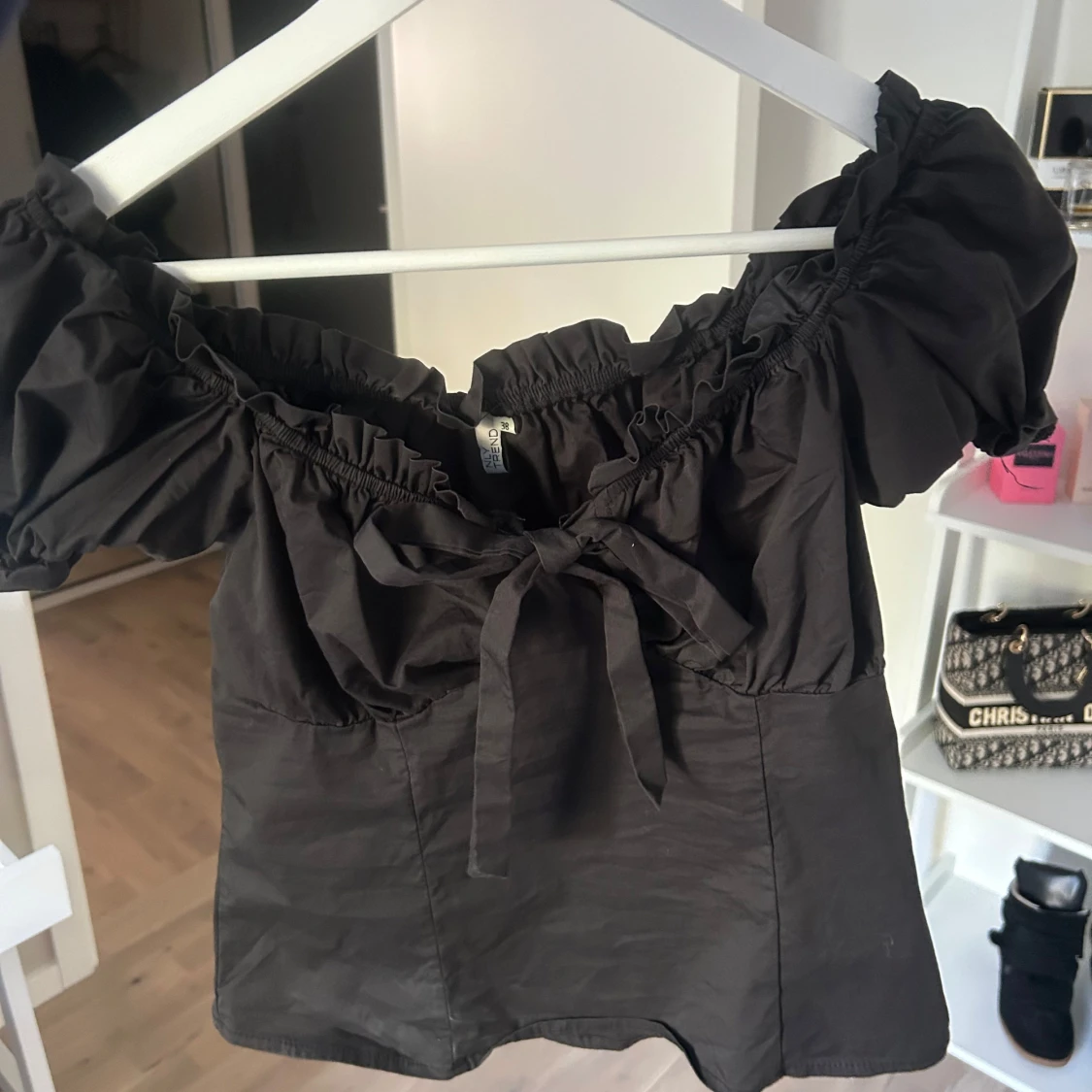 Svart offshoulder topp med rosett