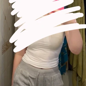 Gråa Juicy Couture - Grå juicy i rätt bra skick, lite slitning på baksida av benen(se bild) men framsidan ser fin ut(se bild). En metallsak på snöret saknas! köpta på nelly för 1199, skriv för fler bilder eller vid frågor!