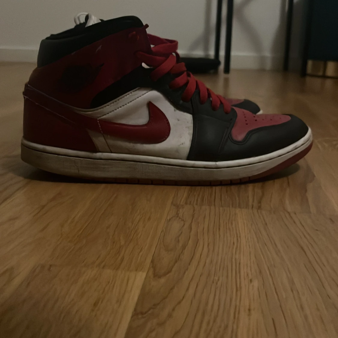 Nike Air Jordans i rött, svart och vitt