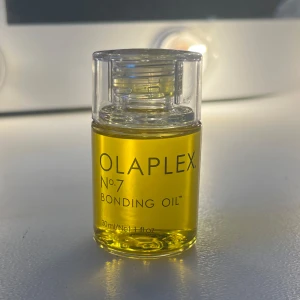 Olaplex No.7 Bonding Oil - Olaplex No.7 Bonding Oil. Testad 2/3 gånger. Oljan är känd för att ge glans, minska friss och skydda håret mot värme. Perfekt för att boosta hårets styrka och lyster.