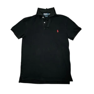 Polo Ralph Lauren Piké - Snygg svart Polo Ralph Lauren Piké med inga tydliga defekter i storlek medium. Bara att höra av vid frågor eller funderingar!