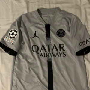 Psg messi tröja - Tja, säljer min Messi tröja som inte kommer till andvändning, Den passar ungefär XS-S Hör av vid minsta fråga eller fundering!💪🏼